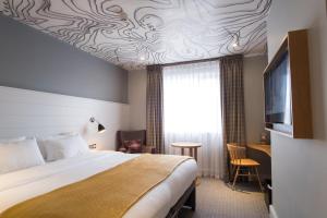 Llit o llits en una habitació de North Lakes Hotel and Spa