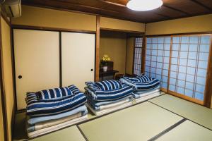 松江市にあるKIAN the guest houseの青と白のストライプ枕4つが備わる客室です。