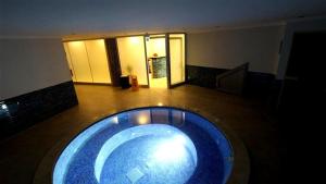 Bazén v ubytování DEVREK OTEL nebo v jeho okolí
