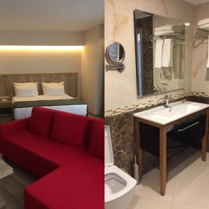 Habitación de hotel con sofá rojo y lavamanos en DEVREK OTEL en Zonguldak
