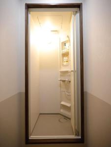 un reflet miroir d'un réfrigérateur avec sa porte ouverte dans l'établissement Nice Kyoto, à Kyoto