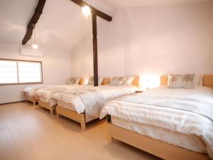 une chambre avec deux lits et une fenêtre dans l'établissement Nice Kyoto, à Kyoto