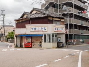 un bâtiment au coin d'une rue dans l'établissement Nice Kyoto, à Kyoto