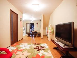 un salon avec une grande télévision à écran plat dans l'établissement Nice Kyoto, à Kyoto