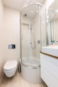 ソポトにあるVictus Apartamenty, Apartament Romaのバスルーム(シャワー、トイレ、シンク付)