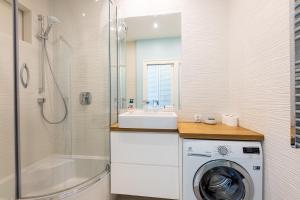 ソポトにあるVictus Apartamenty, Apartament Romaのバスルーム(洗濯機、シンク付)
