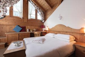 Posteľ alebo postele v izbe v ubytovaní Hotel Baita Fiorita