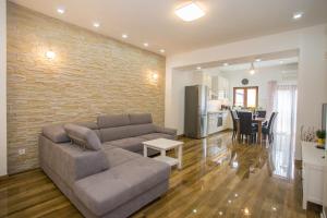 ein Wohnzimmer mit einem Sofa und einem Esszimmer in der Unterkunft Exclusive Apartment Magnolia in Poreč