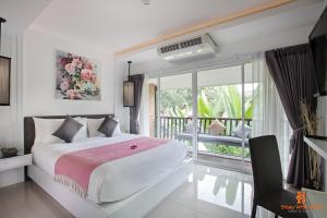 ein weißes Schlafzimmer mit Bett und Balkon in der Unterkunft Chiangmai Midpoint Activity Hostel in Chiang Mai