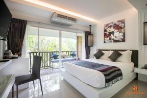 Ein Bett oder Betten in einem Zimmer der Unterkunft Chiangmai Midpoint Activity Hostel