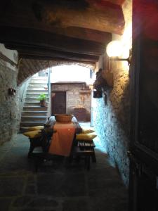 Faggeto Lario にあるLa Nutaの石造りの建物内のテーブル付きの部屋