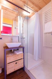 La salle de bains est pourvue d'un lavabo et d'une douche. dans l'établissement Résidence Le Borsat - Tignes Val Claret, à Tignes