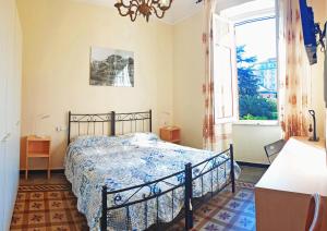 a bedroom with a bed and a large window at Edera in Levanto