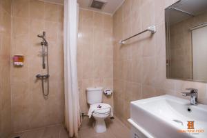 Ein Badezimmer in der Unterkunft Chiangmai Midpoint Activity Hostel