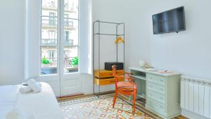 TV a/nebo společenská místnost v ubytování Hostal Girona