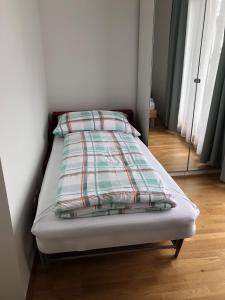 Łóżko lub łóżka w pokoju w obiekcie High 5