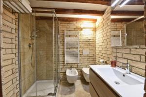 bagno con doccia, lavandino e servizi igienici di Venice Apartments San Marco a Venezia
