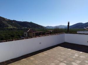 pared blanca con vistas a la montaña en Casa rural en Torrecuevas, en Almuñécar