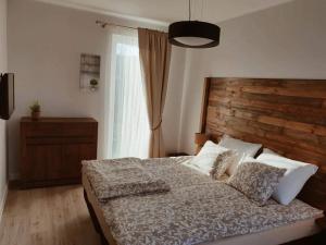 sypialnia z dużym łóżkiem i oknem w obiekcie Apartament Natura I we Władysławowie