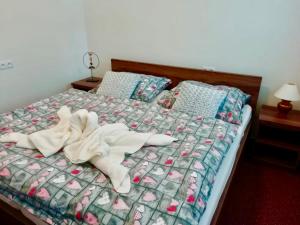 Tempat tidur dalam kamar di Apartman Lúčky-Rea