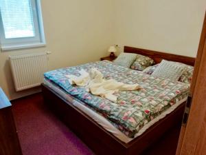 Tempat tidur dalam kamar di Apartman Lúčky-Rea
