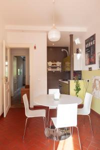 Una cocina y un comedor con mesa y sillas. en CASACUADRA San Giusto, en Trieste 27 fotos más