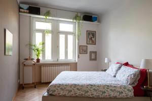 Un dormitorio con una cama y dos ventanas. en CASACUADRA San Giusto, en Trieste