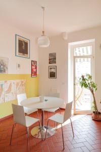 Un comedor con una mesa y sillas blancas. en CASACUADRA San Giusto, en Trieste
