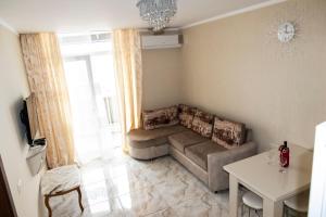 sala de estar con sofá y mesa en Batumi Orbi Residence Lux en Batumi