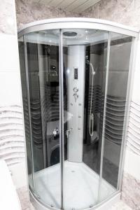 Una ducha de cristal en una habitación con aseo en Batumi Orbi Residence Lux en Batumi