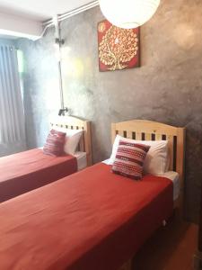 Postel nebo postele na pokoji v ubytování Baan Chiang Mai Hostel