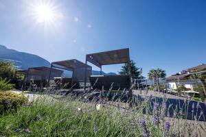 - une vue sur un bâtiment avec le soleil dans le ciel dans l'établissement Hotel Appartement Krone, à Tirolo