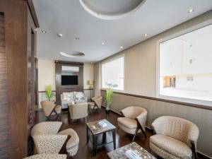 فندق دوتيل للشقق الفندقية Dotel في الرياض: غرفة انتظار مع كراسي وطاولة