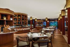 Ein Restaurant oder anderes Speiselokal in der Unterkunft The Datai Langkawi 