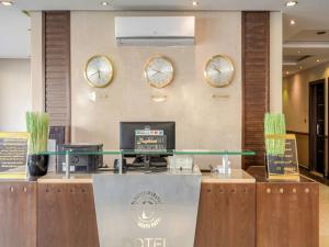 فندق دوتيل للشقق الفندقية Dotel في الرياض: لوبي الفندق بالساعات على الحائط