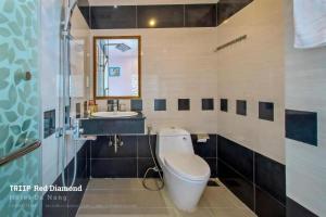 un bagno con un water e un lavandino di Red Diamond Hotel a Da Nang