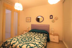 sypialnia z łóżkiem z zieloną i białą kołdrą w obiekcie Apartamento CasaTuris cerca del aeropuerto de El Altet AT101 w Alicante