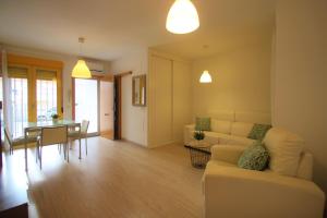 - un salon avec un canapé et une table dans l'établissement Apartamento CasaTuris cerca del aeropuerto de El Altet AT101, à Alicante