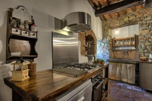 Pergine ValdarnoにあるCasa di Vignoloのキッチン(コンロ、カウンタートップ付)