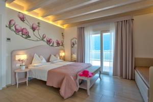 En eller flere senger på et rom på Hotel Riviera Panoramic Green Resort