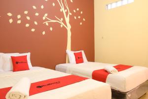 Кровать или кровати в номере RedDoorz near Terminal A Adisucipto Airport