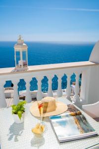 una mesa en un balcón con vistas al océano en Casa Guadagno en Positano