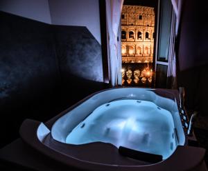 Kép jacuzzi in front of the colosseum szállásáról Rómában a galériában