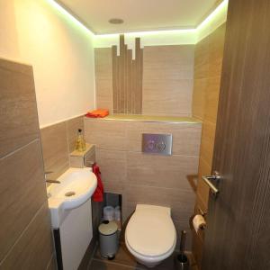 a small bathroom with a toilet and a sink at Ferienwohnung Stiftstadt Kempten in Kempten +5 photos