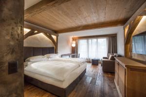 Ένα ή περισσότερα κρεβάτια σε δωμάτιο στο Bernerhof Swiss Quality Hotel Gstaad