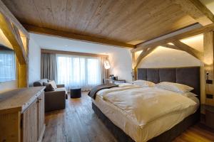 Ένα ή περισσότερα κρεβάτια σε δωμάτιο στο Bernerhof Swiss Quality Hotel Gstaad