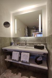 Ένα μπάνιο στο Bernerhof Swiss Quality Hotel Gstaad