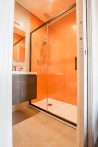 uma casa de banho com um chuveiro e uma porta de vidro em IN VIRIDI em Cuneo