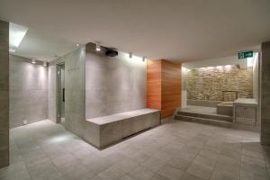 Ένα μπάνιο στο Bernerhof Swiss Quality Hotel Gstaad