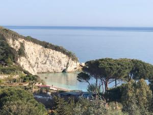 a view of a beach next to a cliff at Hotel Acquamarina in Portoferraio